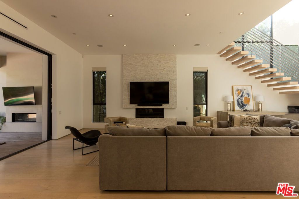 Image 9 of property listing at 132 N Laurel Avenue, Los Angeles, CA 90048