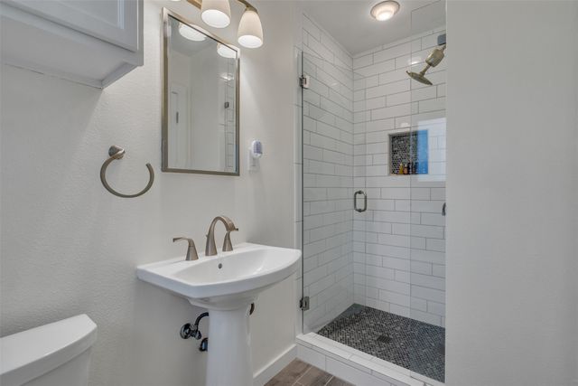 6815 Ravendale Lane, Dallas, TX 75214