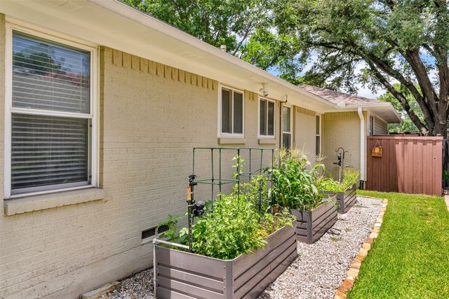 6815 Ravendale Lane, Dallas, TX 75214