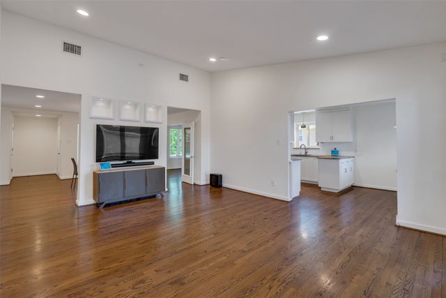 6815 Ravendale Lane, Dallas, TX 75214