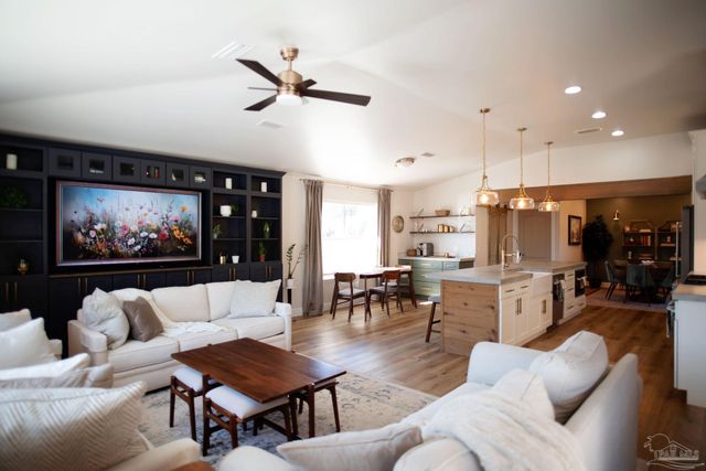 121 Villacrest Dr, Crestview, FL 32536