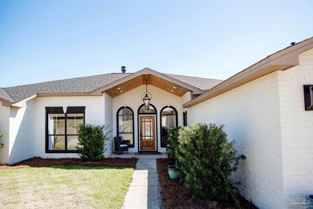 121 Villacrest Dr, Crestview, FL 32536