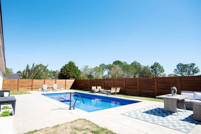 121 Villacrest Dr, Crestview, FL 32536