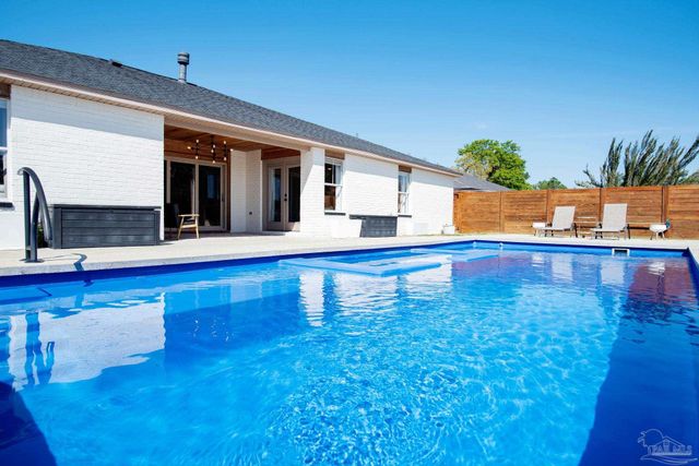 121 Villacrest Dr, Crestview, FL 32536