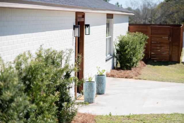 121 Villacrest Dr, Crestview, FL 32536