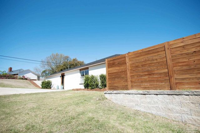 121 Villacrest Dr, Crestview, FL 32536