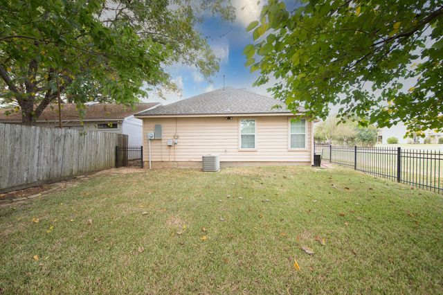 125 Golfview Drive, Conroe, TX 77356