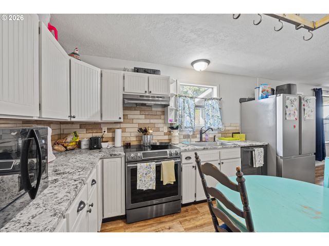 1932 WILLOW St, Myrtle Point, OR 97458