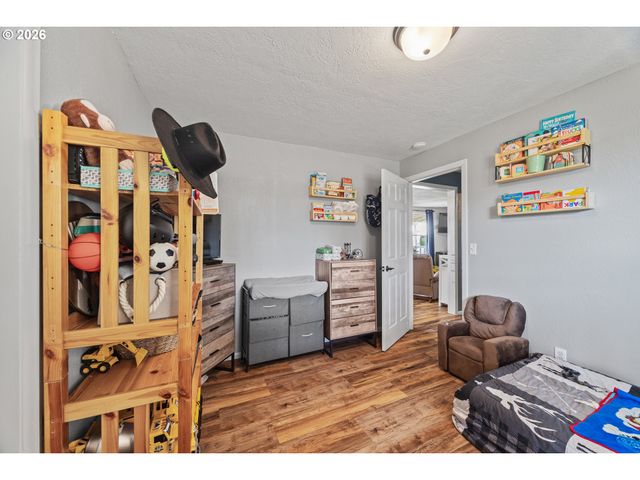 1932 WILLOW St, Myrtle Point, OR 97458
