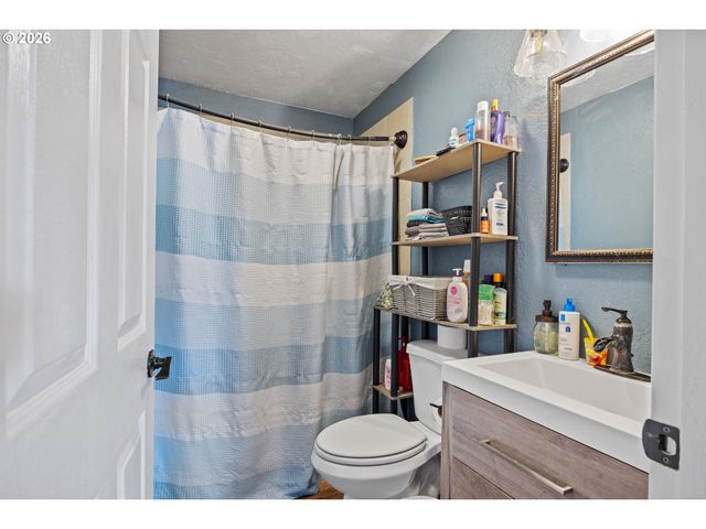 1932 WILLOW St, Myrtle Point, OR 97458