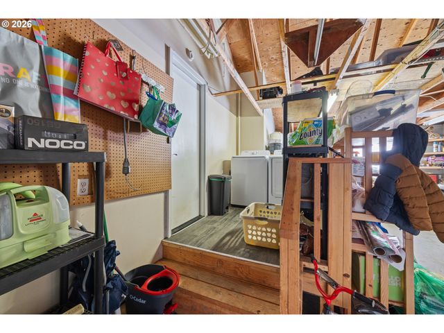 1932 WILLOW St, Myrtle Point, OR 97458