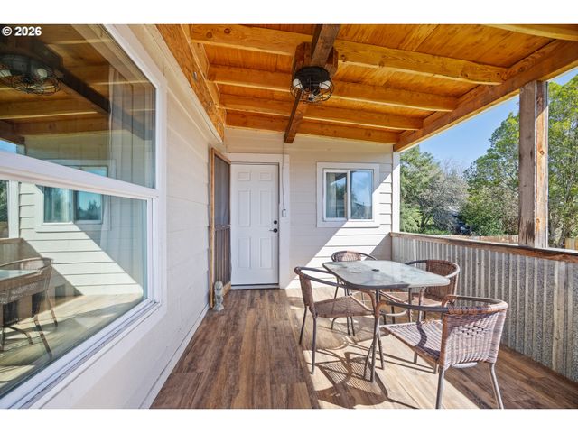 1932 WILLOW St, Myrtle Point, OR 97458