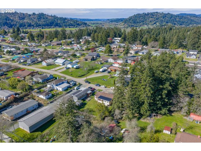 1932 WILLOW St, Myrtle Point, OR 97458