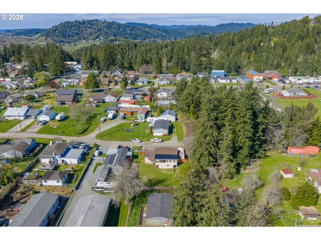 1932 WILLOW St, Myrtle Point, OR 97458