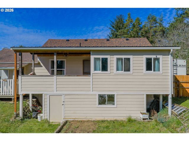 1932 WILLOW St, Myrtle Point, OR 97458