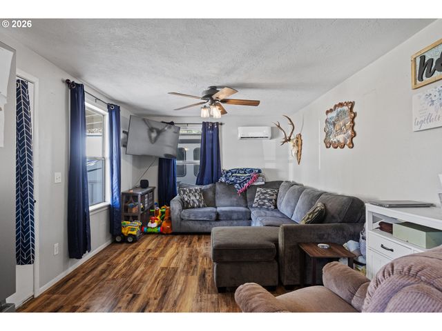 1932 WILLOW St, Myrtle Point, OR 97458