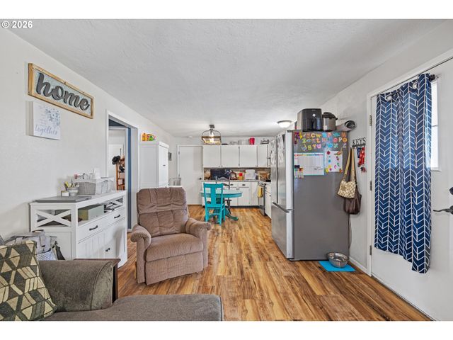 1932 WILLOW St, Myrtle Point, OR 97458
