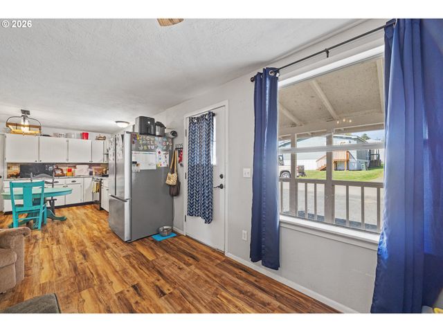 1932 WILLOW St, Myrtle Point, OR 97458