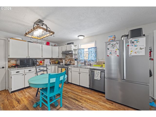 1932 WILLOW St, Myrtle Point, OR 97458