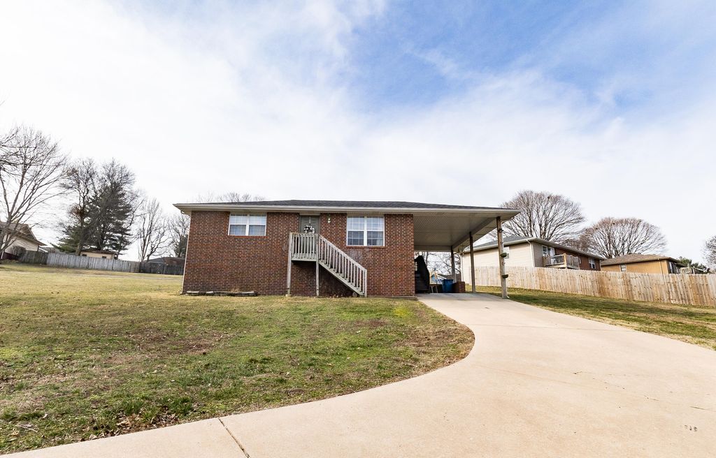 1505 S 12th Avenue, Ozark, MO 65721