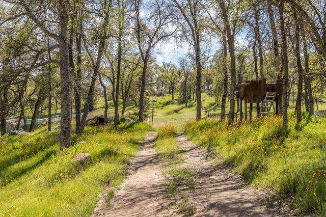 1321 Elwood Road, Yokuts Valley, CA 93675