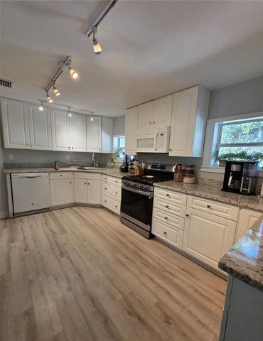 811 N DISSTON AVENUE, Tavares, FL 32778