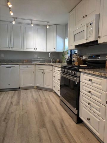 811 N DISSTON AVENUE, Tavares, FL 32778