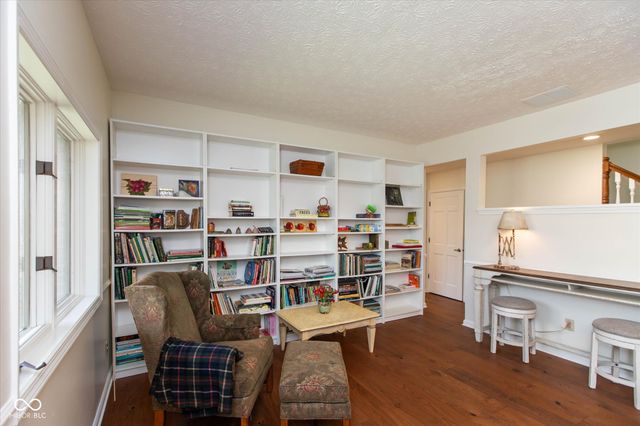 1726 Creekside Lane W, Carmel, IN 46032