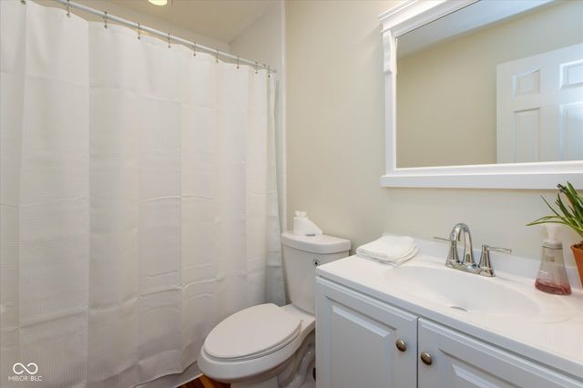 1726 Creekside Lane W, Carmel, IN 46032