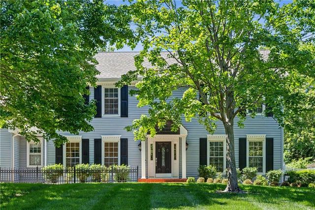 3104 S Victoria Lane, Blue Springs, MO 64015