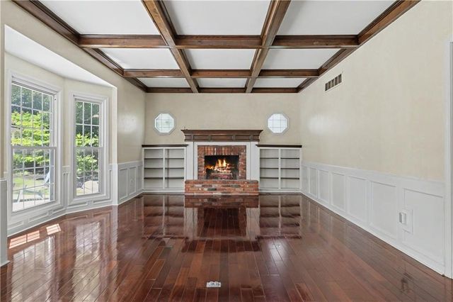 3104 S Victoria Lane, Blue Springs, MO 64015
