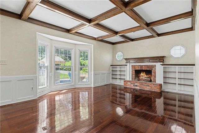 3104 S Victoria Lane, Blue Springs, MO 64015