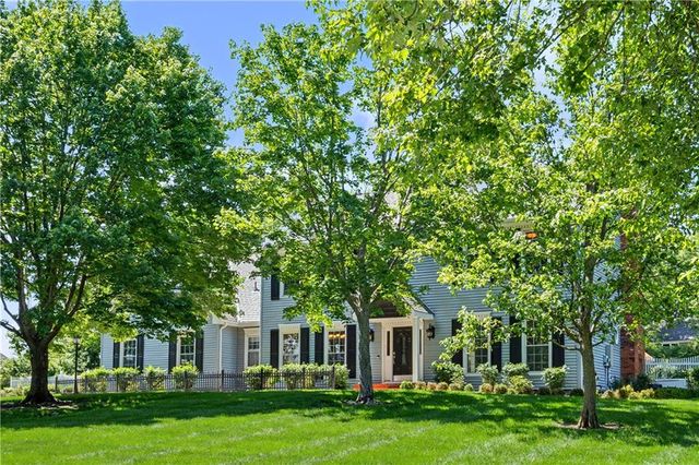3104 S Victoria Lane, Blue Springs, MO 64015
