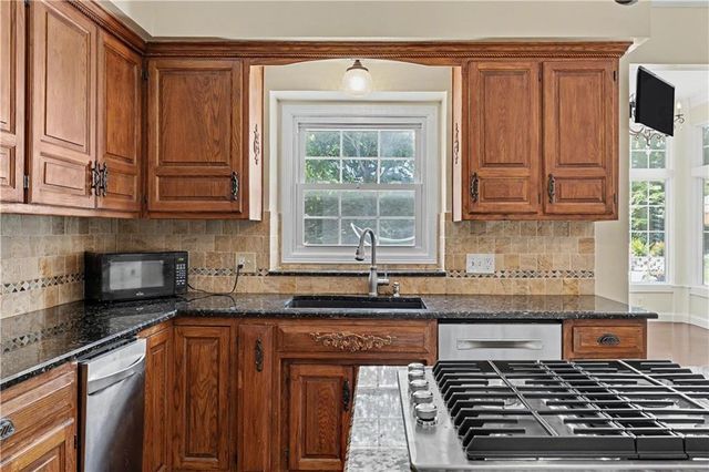 3104 S Victoria Lane, Blue Springs, MO 64015