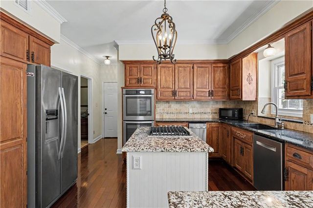 3104 S Victoria Lane, Blue Springs, MO 64015