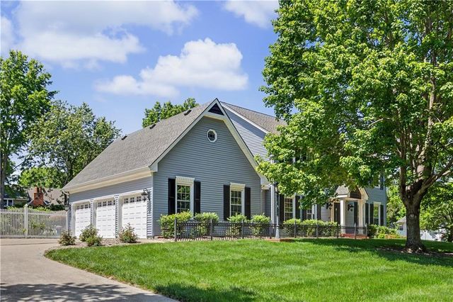 3104 S Victoria Lane, Blue Springs, MO 64015