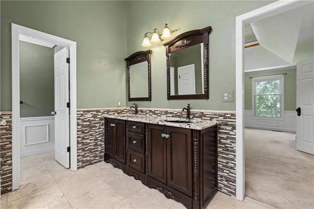 3104 S Victoria Lane, Blue Springs, MO 64015
