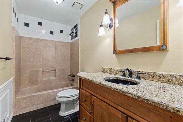 3104 S Victoria Lane, Blue Springs, MO 64015