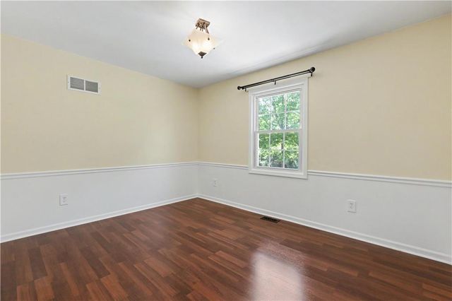 3104 S Victoria Lane, Blue Springs, MO 64015