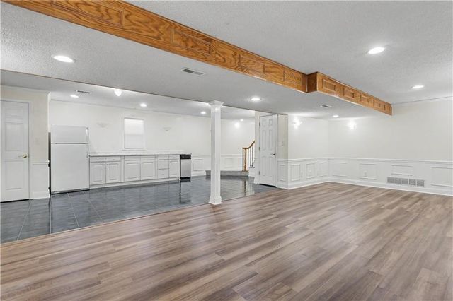 3104 S Victoria Lane, Blue Springs, MO 64015