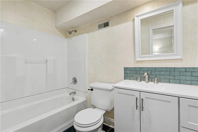 3104 S Victoria Lane, Blue Springs, MO 64015