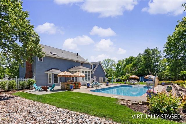 3104 S Victoria Lane, Blue Springs, MO 64015