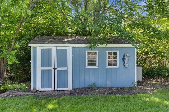 3104 S Victoria Lane, Blue Springs, MO 64015