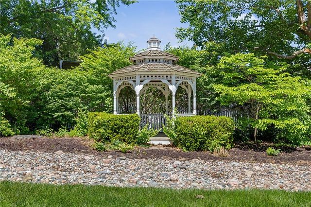 3104 S Victoria Lane, Blue Springs, MO 64015