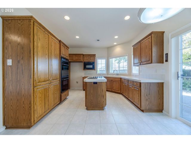 3279 Lakemont Dr, Eugene, OR 97408