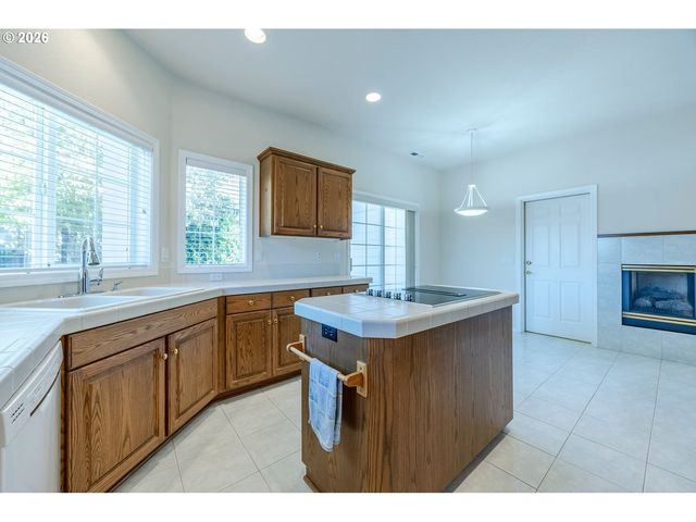 3279 Lakemont Dr, Eugene, OR 97408