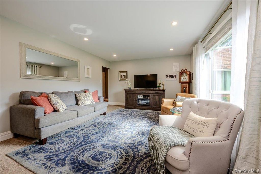 346 Edmunton Drive L17, North Babylon, NY 11703 — photo 2