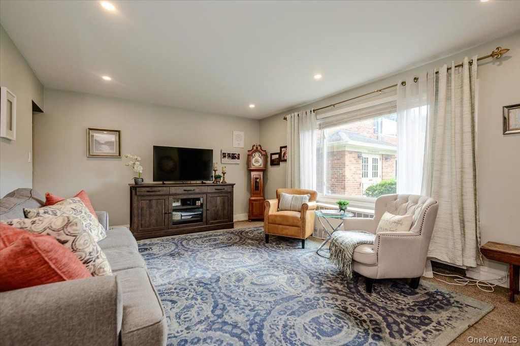 346 Edmunton Drive L17, North Babylon, NY 11703 — photo 3