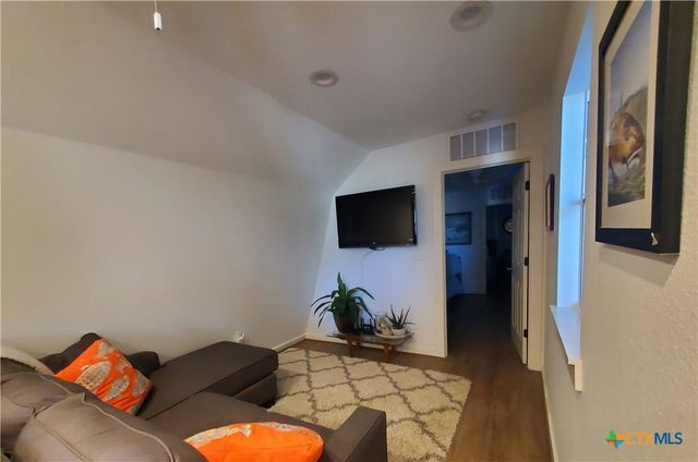 404 S 13th Street, Seadrift, TX 77983