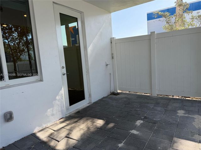10222 NW 64th Way 101, Doral, FL 33178